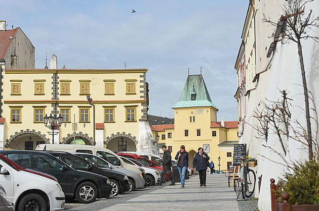 V centru Kroměříže přibyla místa pro parkování, pomohla plocha od sokolů