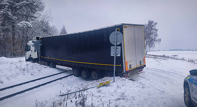 Řidič se s kamionem zasekl na železničním přejezdu, vlaky u Mimoně stály
