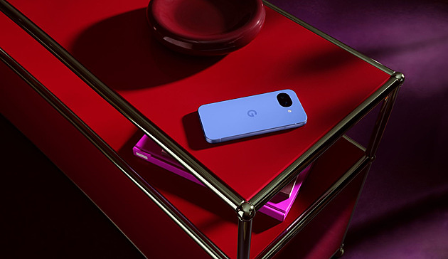 Google ukázal velkého konkurenta levného iPhonu. Pixel 10a mírně zlevnil