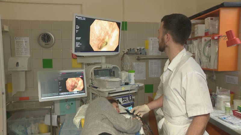 Pálení žáhy, zápach z úst nebo bolest na hrudi: Čechy trápí reflux, může vést až k nádoru