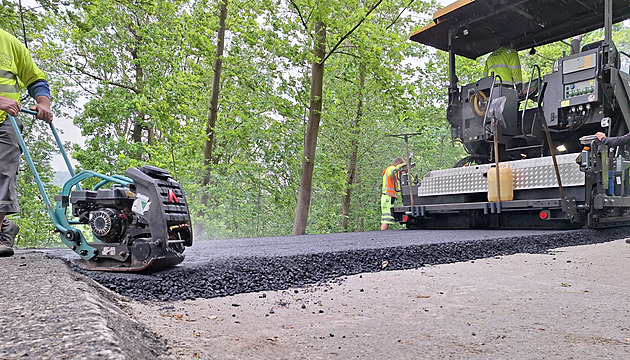 Silnice I/19 se sune do údolí, provoz je omezen. V dubnu začne oprava