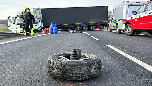 Při srážce auta s kamionem zemřeli dva lidé, silnice u Velvar je částečně uzavřena