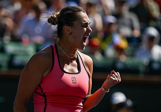 Sabalenková přerušila trénink Djokoviče. Z kurtu si udělala modelingové molo