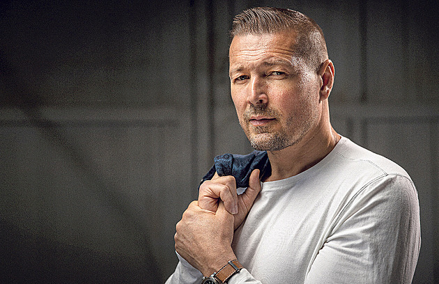 Rourke neví, kolik peněz má a kolik dluží. Jákl o hvězdách i o tom, jak dobyl Ameriku