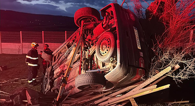 Řidič na Příbramsku nezvládl zatáčku, prorazil plot a skončil ve stromě