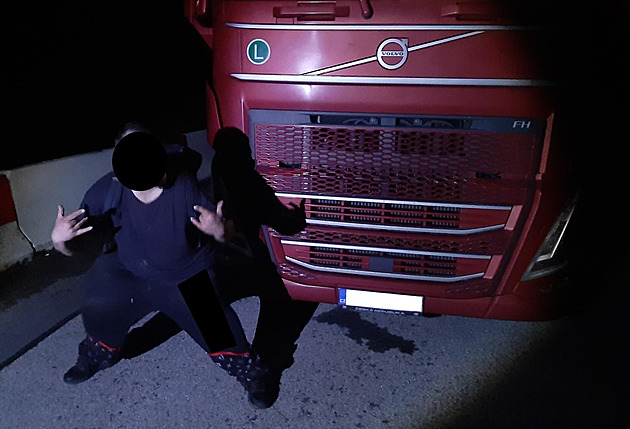 Dlouhou cestu si řidič kamionu krátil pitím rumu. Zvládl dvě lahve, sotva mluvil