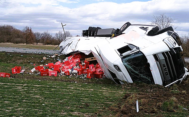 Smolný den pro náklaďáky. Boural vůz s pivem a cisterny s mlékem i cementem