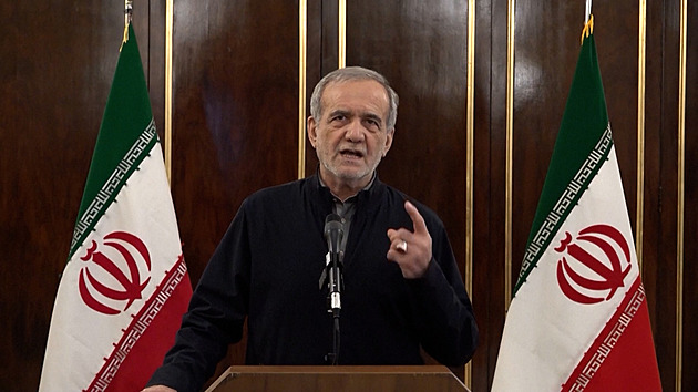 Rozvrat v čele Íránu: prezident Pezeškján chce podat demisi, ale nemá komu