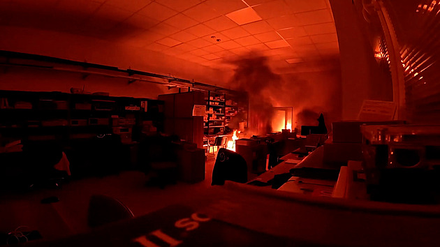 „Zničíme celé impérium.“ Co víme o skupině, která se hlásí k požáru haly