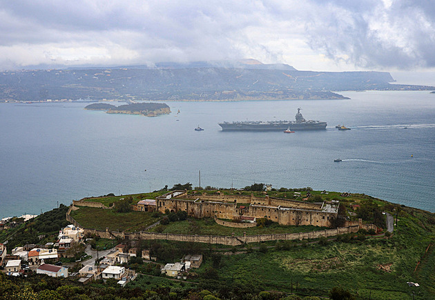 Největší americká letadlovka se od Íránu vrátila na Krétu. Čekají ji opravy