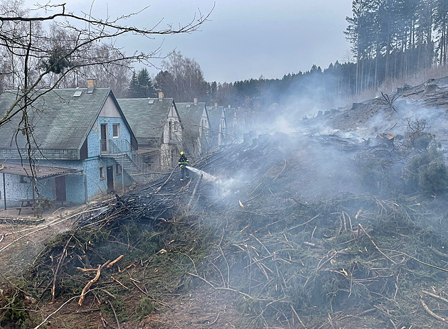 Lesní požár na Trutnovsku málem pohltil i chaty. Hasiči už znají příčinu