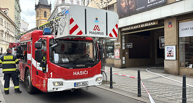Opona v pražském divadle Komedie vzplála od reflektoru, evakuovali 465 lidí
