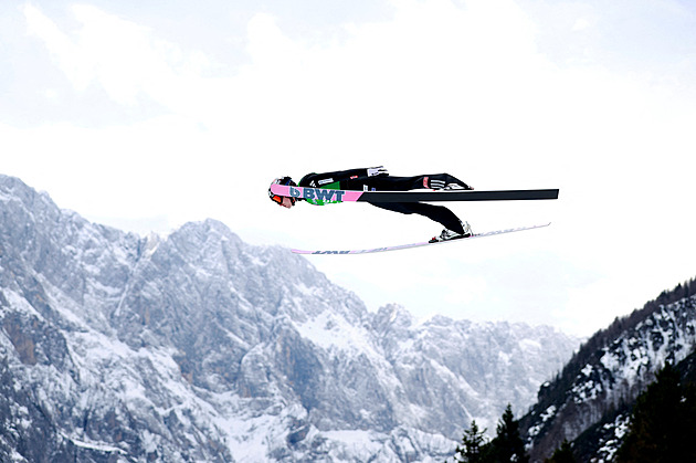 Skokan Lindvik vyhrál na mamutím můstku v Planici poslední závod Světového poháru