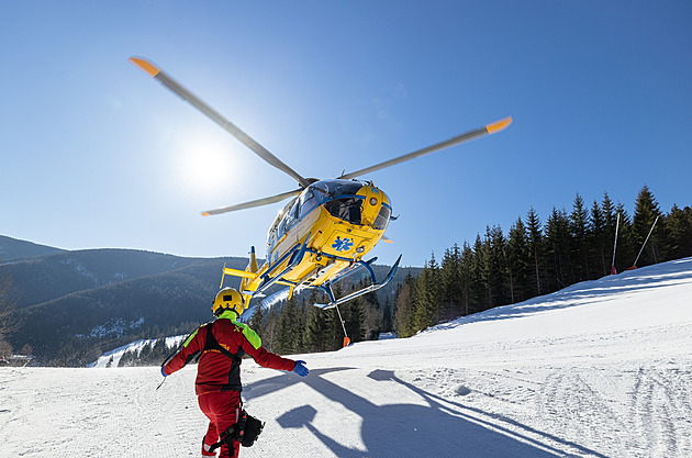 Padající kámen v Krkonoších zranil turistu, letěl pro něj vrtulník