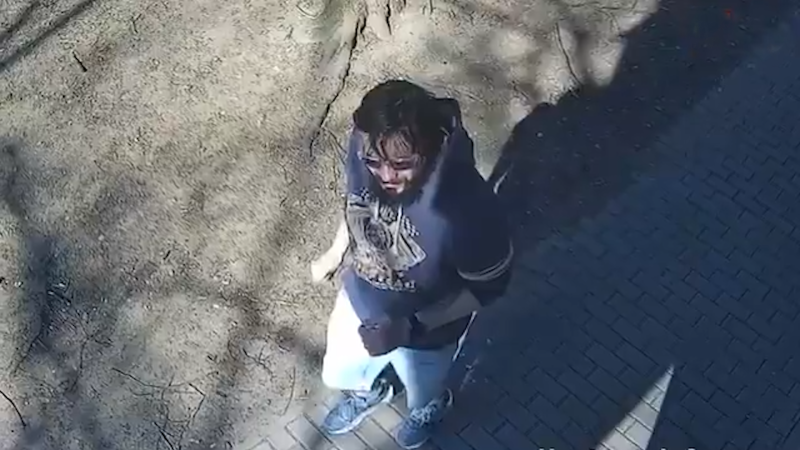 Brutální napadení v ulicích Prahy: Muž po útoku bojuje o život, policie pátrá po útočníkovi