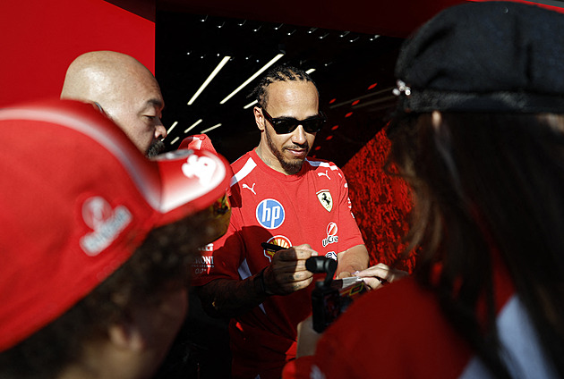 Tokijská jízda podle Hamiltona. Ve ferrari driftoval po boku Kim Kardashianové