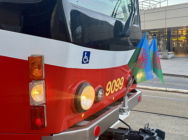 Symbol respektu a rozmanitosti. Tramvaje v Praze jezdí s romskými vlaječkami