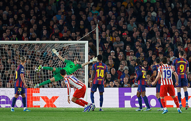 ONLINE: Atlético trestá vyloučení Barcy. Skvostně se trefil Álvarez. Vede také PSG