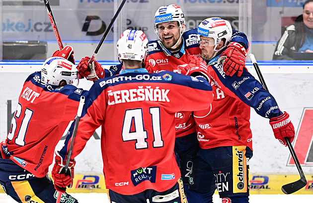 Pardubice získaly proti Spartě mečbol. Třinec udolal Vary a je ve finále
