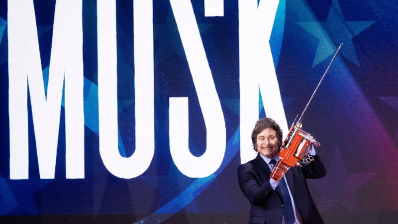 Milei vytáhl před Pavlem zlatou motorovou pilu, ukazují záběry. Ten si ji potěžkat nechtěl