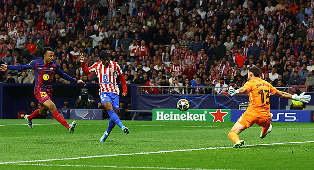 ONLINE: Lookman snížil proti Barceloně,  PSG drží v odvetě dvoubrankový náskok