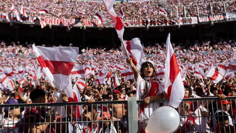Fanoušci šílí, stadion se třese. Záběry z legendárního Superclásica jsou na sítích hitem