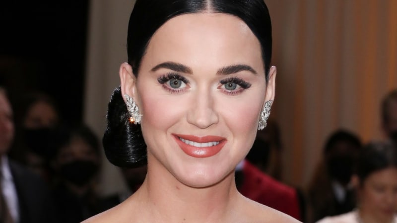 Rituál pro štěstí Katy Perry: Místo mincí ponořila do slavné fontány di Trevi kreditní kartu