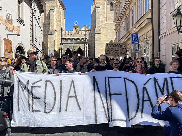 Protesty studentů ONLINE: Otevřete, bouchají na dveře Klempířova resortu