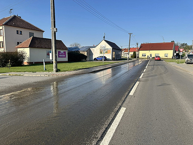 „Člověk to umyje a pořád smrdí!“ Za vylitou močůvku proplatí družstvo lidem myčku