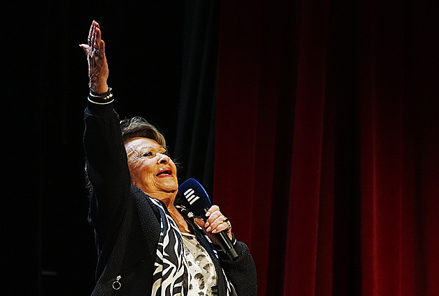 Na oslavu 95 let Bohdalové dorazil Depardieu. Popřáli jí Šíp, Donutil i Polívka