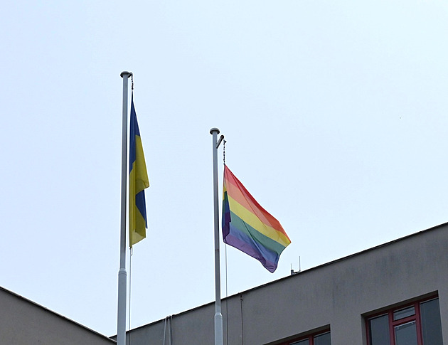 Magistrát symbolicky vyvěsil duhovou vlajku, v diskuzi pod fotkou se strhla mela
