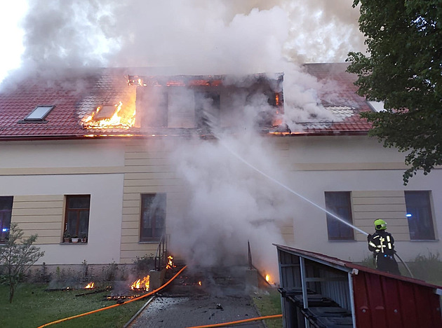 Na Chrudimsku hořel dům se sociálními službami, evakuovali 17 lidí včetně dětí