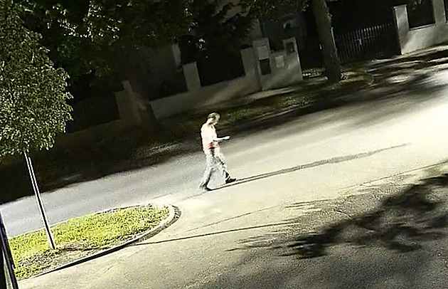 Kriminalisté hledají muže, kterému po derby maskovaní muži mohli ukrást šálu