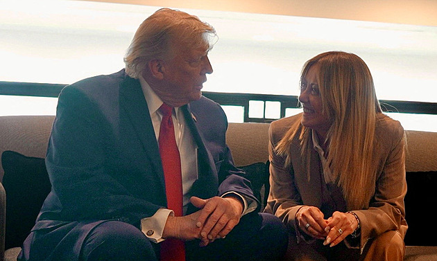 Meloniová žadonila o fotku se mnou, chlubí se Trump. Premiérka se ohradila