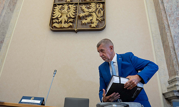 Vláda rozhoduje o delegaci na summit NATO. Když nevezme i Pavla, hrozí jí žaloba