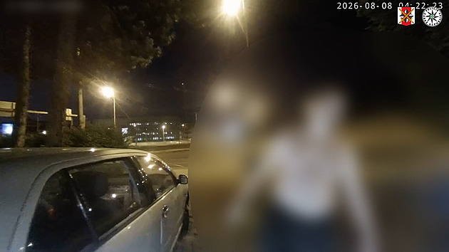 Řidič posilněný alkoholem jel bez pneumatiky, při kontrole napadl policisty