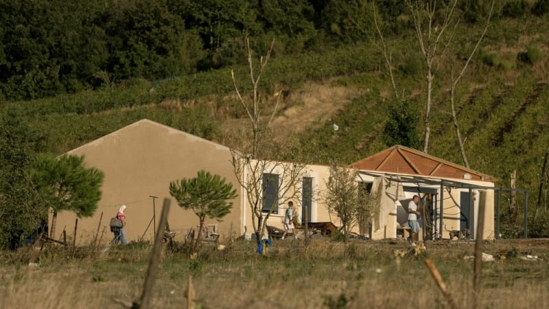 Silné tornádo udeřilo u slavné pevnosti Carcassonne. Bořilo domy, záběry ukazují rotující vír